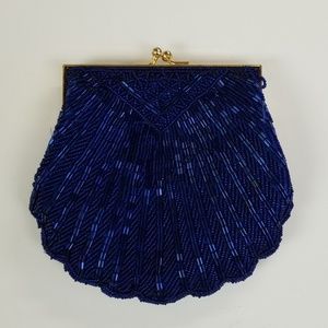 Clam shaped beaded clutch